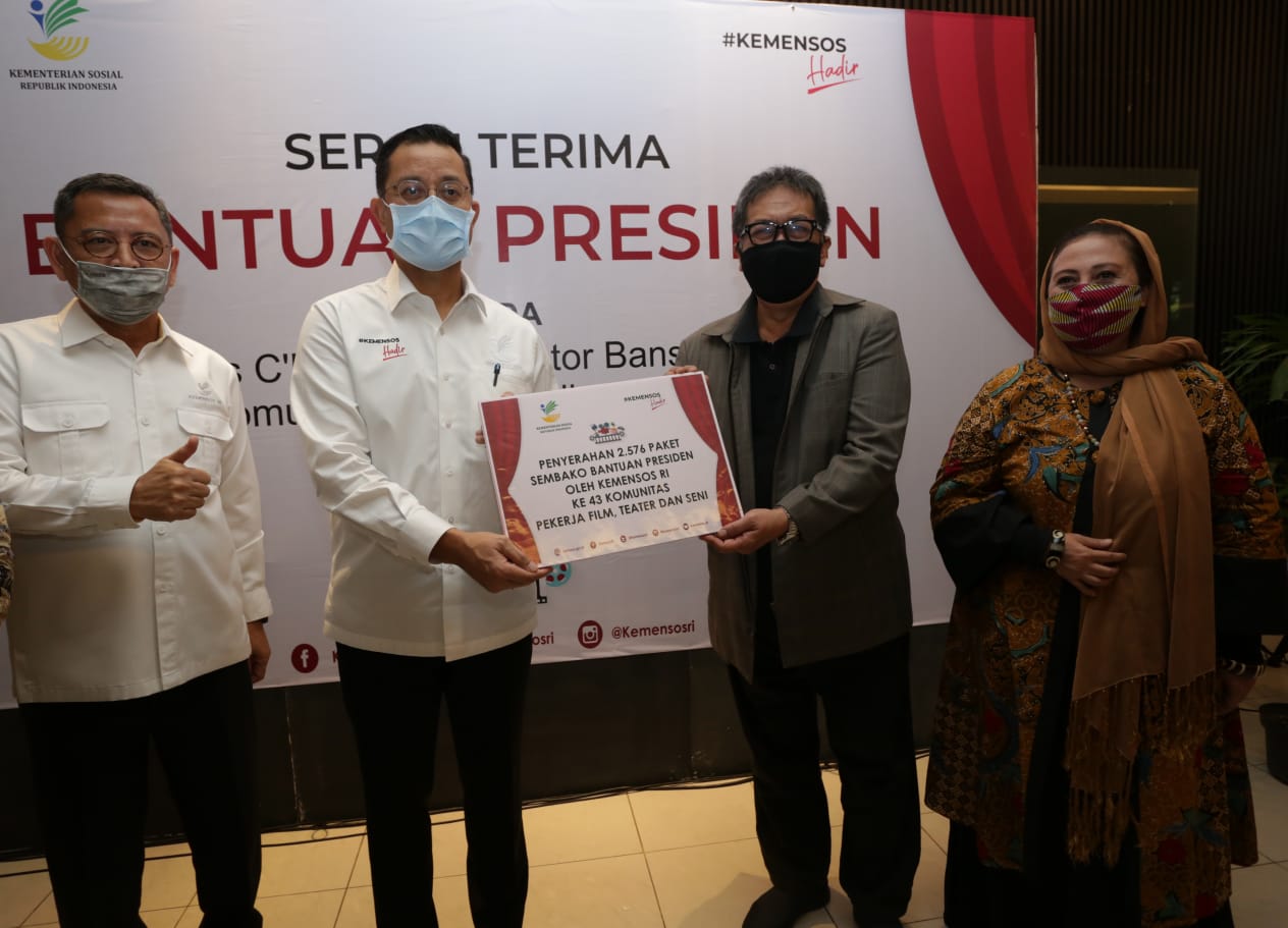 Menteri Sosial Juliari P Batubara didampingi Dirjen Perlindungan dan Jaminan Sosial Pepen Nazarudin, Ketua Umum Persatuan Perusahaan Film Indonesia, Dedy Mizwar dan Koordinator Acara Yessi Gusman saat menyerahkan secara simbolis 2.576 paket bansos dari Presiden kepada komunitas C’Nior di Usmar Ismail Hall, Kuningan, Jakarta Selatan, Senin (22/6/2020).