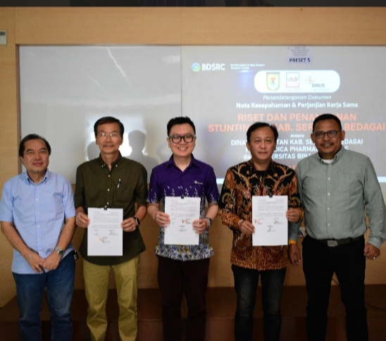 Dari kiri ke kanan Kepala BDSRC, Prof. Dr. Bens Pardamean, Direktur PT Mega Medica Pharmaceuticals (MMP), Sutristo,Prof. Juneman Abraham, M.Si selaku Wakil Rektor Bidang Riset dan Transfer Teknologi BINUS University, dan dr. Yohnly Boelian Dachban selaku Kepala Dinas Kesehatan Serdang Bedagai berfoto bersama usai menandatangani MoA, yang mencerminkan komitmen jangka panjang kemitraan penelitian pencegahan stunting di Kabupaten Serdang Bedagai.